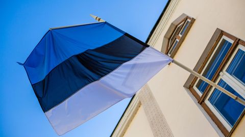 Esmaspäeval lehvivad eesti kirjanduse päeva auks riigilipud