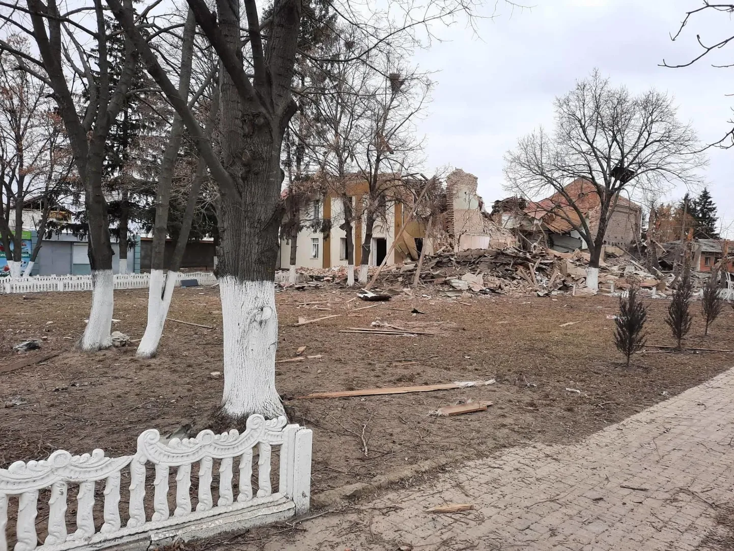 Bõsevi asula keskväljak oli laupäeval trööstitu, raketirünnak oli täpne, otse katusest sisse, venelased ütlevad, et nemad tsiviilisikuid ei tapa, aga neli tsiviilelaniku said raketirünnakus surma.