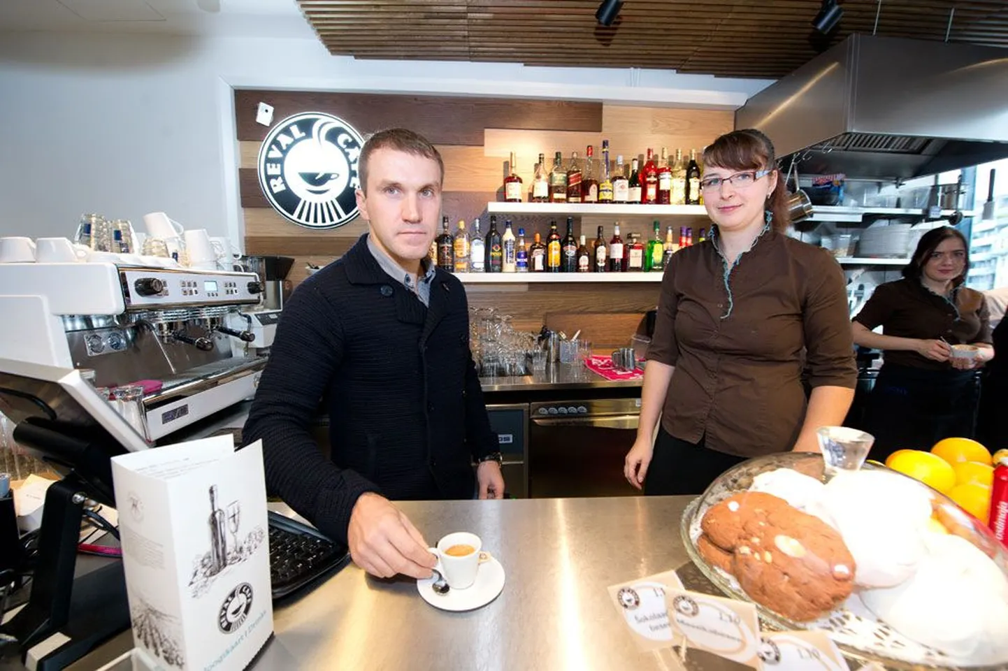 Reval Café üks omanik ja tegevjuht Rene Treifeldt ning teenindaja Kristiina Kohv postimaja vastavatud kohvikus.