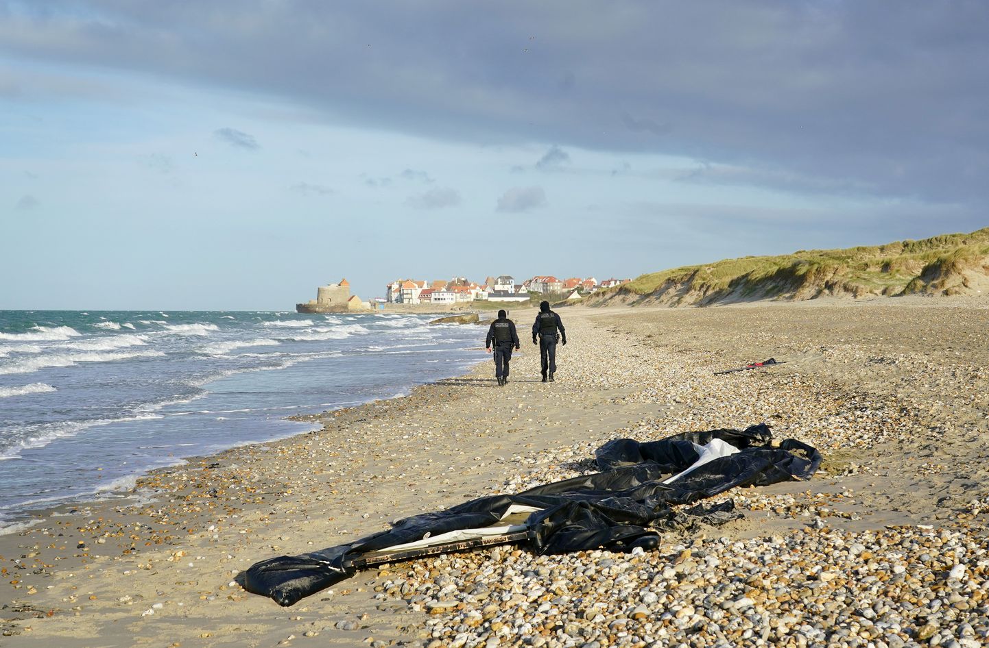Politseinikud Calais rannikul Prantsusmaal.