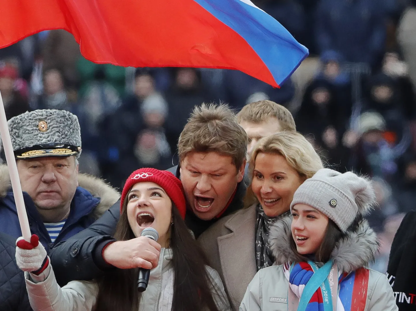 Дмитрий Губерниев (в центре) кричит на митинге в поддержку Путина в окружении председатель Комитета Госудумы по обороне Владимира Шаманова, медалистки Олимпийских игр по фигурному катанию Евгении Медведевой, тренера по фигурному катанию Этери Тутберидзе и фигуристки Алины Загитовой. «Лужники», Москва, 3 марта 2018 года.