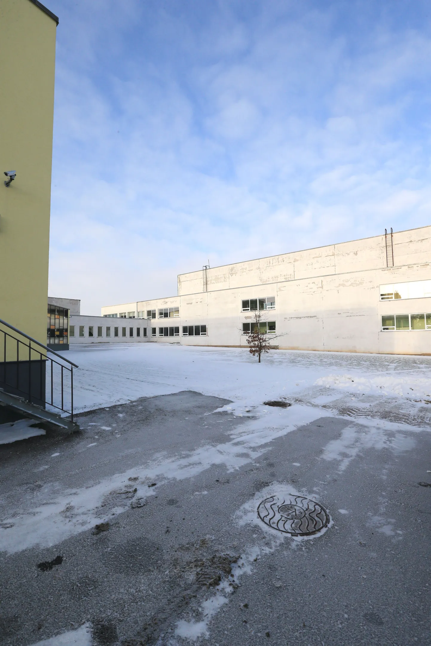 Loodetavasti kevadel hakkab Ülenurme gümnaasiumi taga spordihoone ja koolimaja vahel kerkima kahekorruseline juurdeehitis, millest saab algklasside maja.