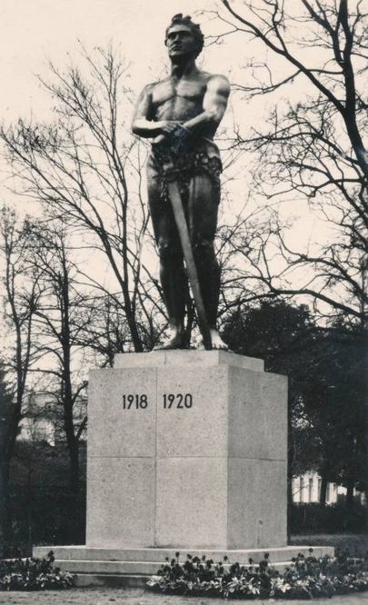 Kalevipoja monument.