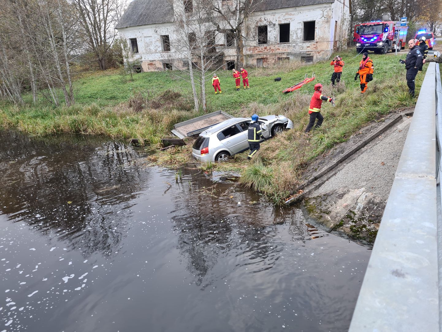 Tabivere ja Puurmani vahelisel teelõigul Koogi silla juures juhtus liiklusõnnetus, kus auto kaldus teelt välja vette. Hukkus kaks autos olnud meest.