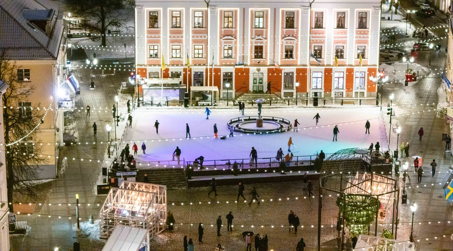 Fotol jõulumelus ja -ehtes Tartu kesklinna Raeplats ja uisuväljak