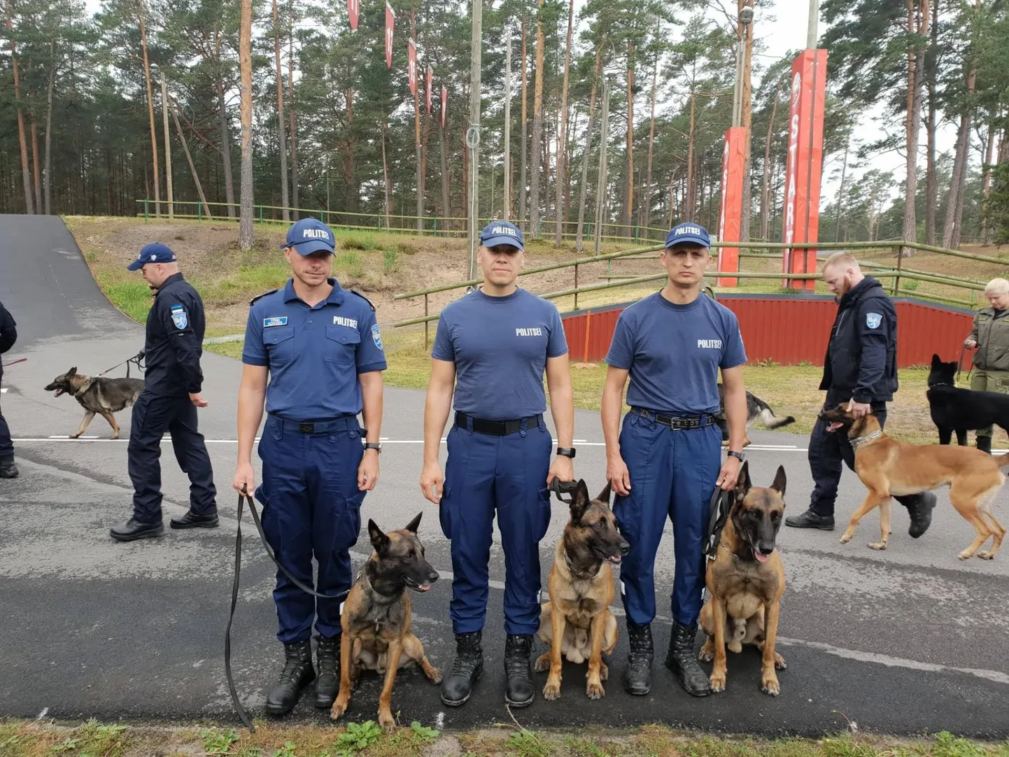 Rakvere politseijaoskonna meeskond koosseisus Tõnu Kohver ja Uljas (vasakult), Tarmo Nukka ja Nitro ning Andrus Liiv ja Šaakal.