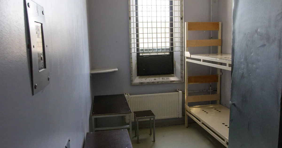 Ühel detsembrikuu päeval potsatas «Kuuuurija» postkasti palve pealkirjaga «Murelikud vangid», kus sooviti hädasti vanglamüüride vahelt helistada. «Silmanähtaval