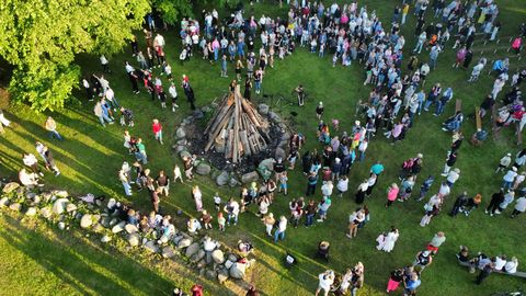 VAATA PILTE ⟩ Ambla kogukondlik laat ja jaanituli kasvab iga aastaga aina suuremaks