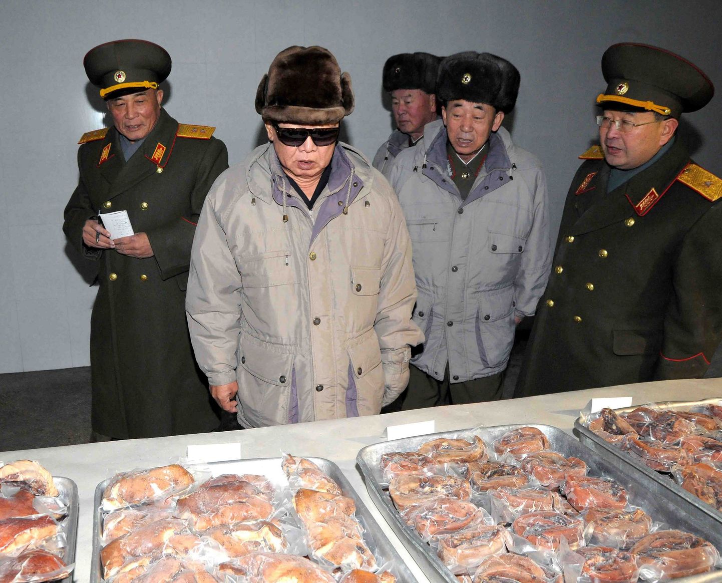 Kim Jong-il (vasakult teine) 16. jaanuaril avaldatud fotol Põhja-Korea seafarmi külastamas. Pole teada, millal foto tehti.