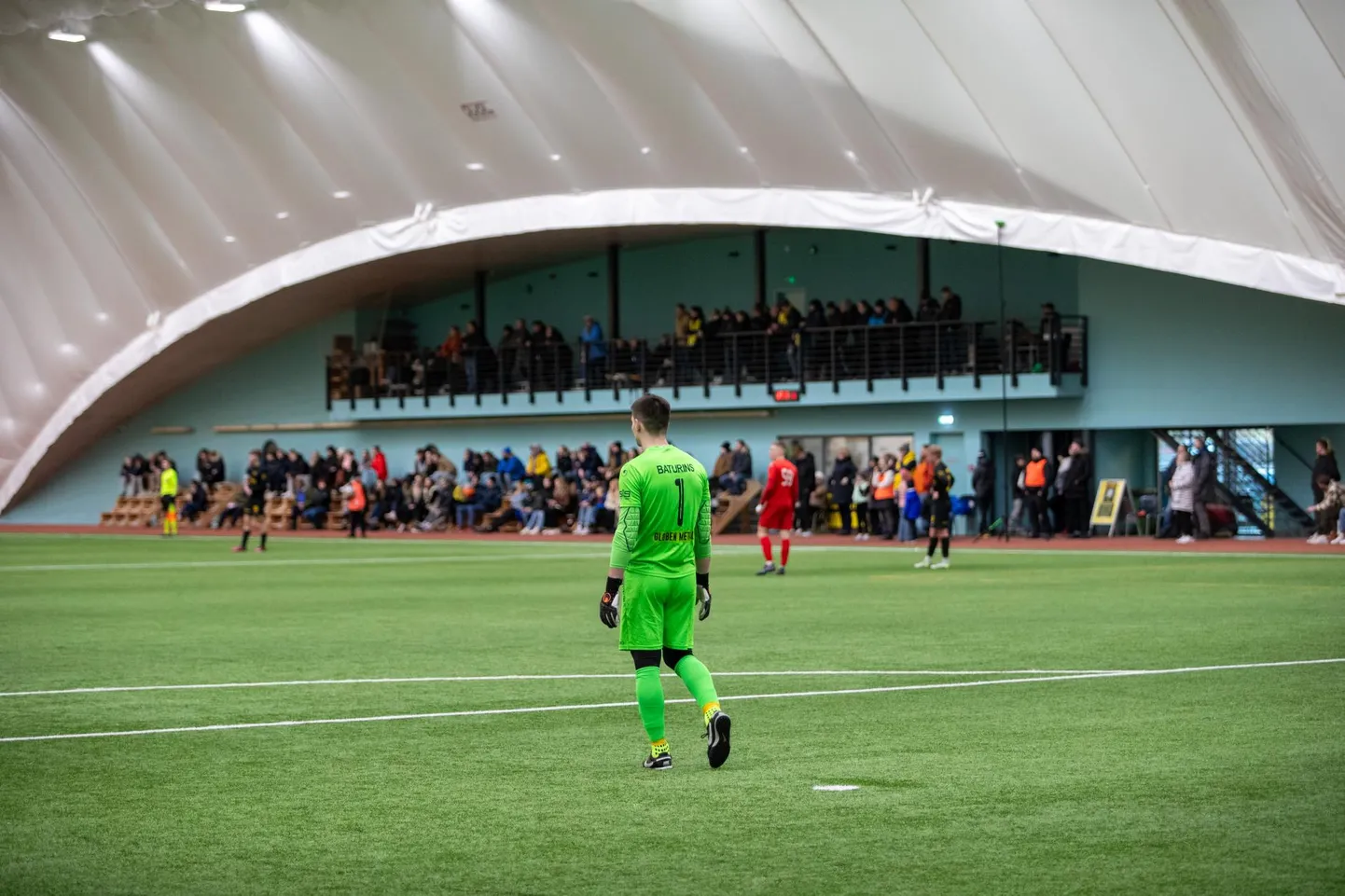 Männimäe jalgpallihall on Viljandi spordikeskuse juhi andmetel ainsana Eestis sedavõrd suur, et vastab Premium-liiga nõudmistele ja seal saab välja selgitada superkarika võitja.