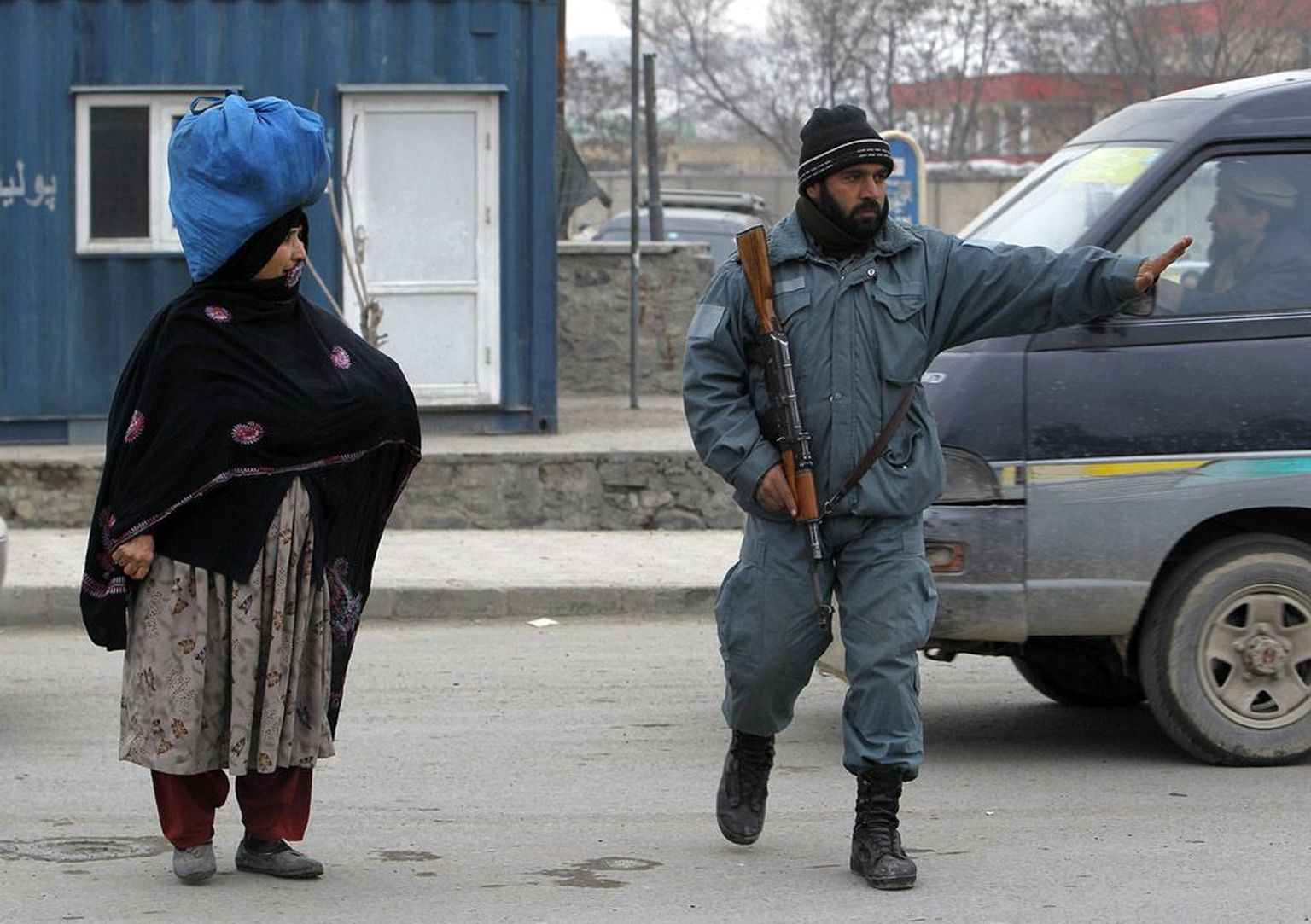 Kabuli elanik vaatab, kuidas politseinik mööduvat sõidukit peatada üritab. Olukord möödunud nädalal tuliste rahutuste toimumispaigaks olnud Afganistani pealinnas hakkab sealviibijate sõnul normaalsemaks muutuma.