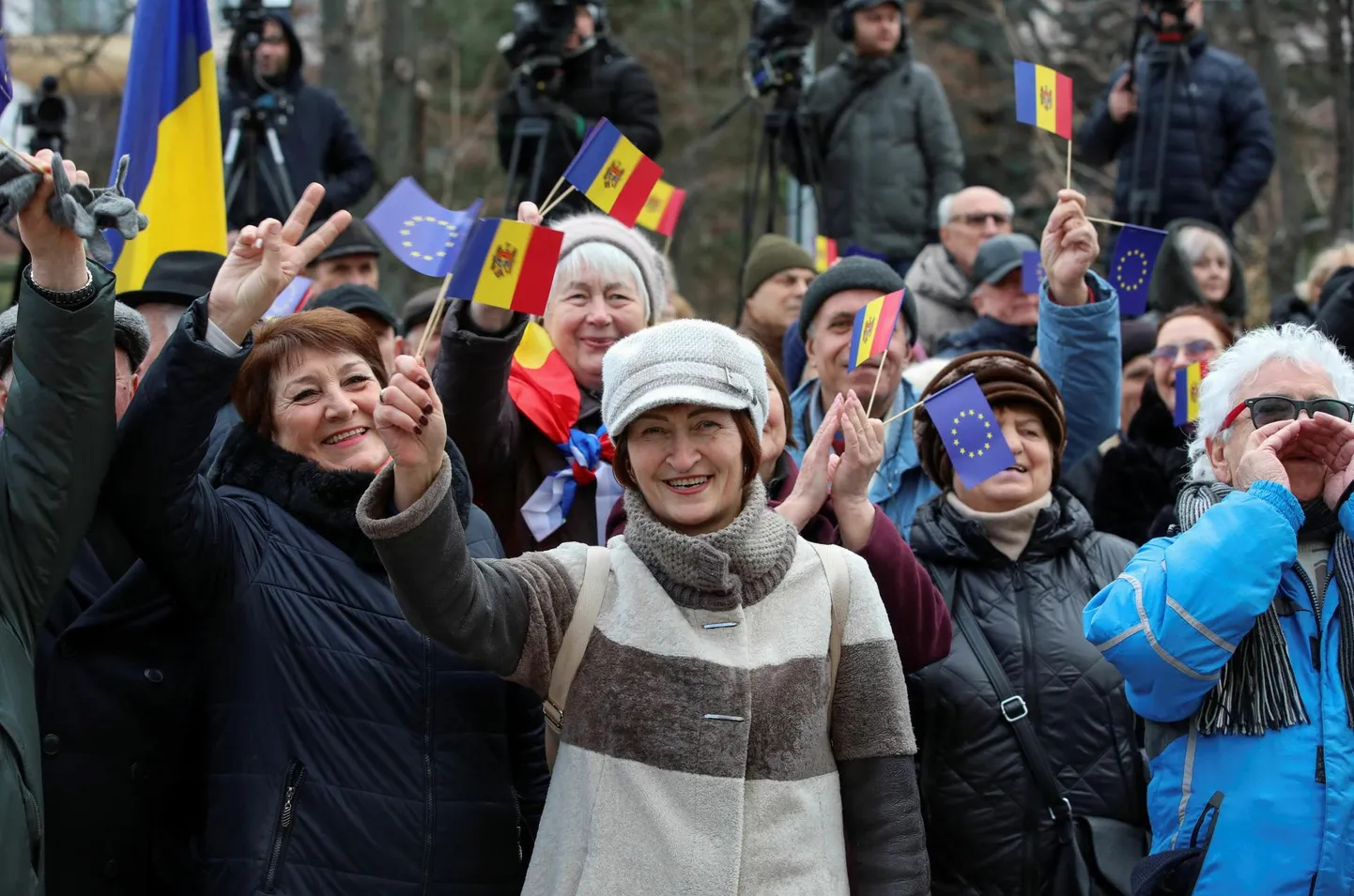 Mullu detsembris kogunesid pealinna Chișinău elanikud tänavale tervitama Euroopa Liidu otsust avada riigiga liitumisläbirääkimised. Pühapäeval selgub, kas Moldova peab seda teed põhiseaduse vääriliseks.