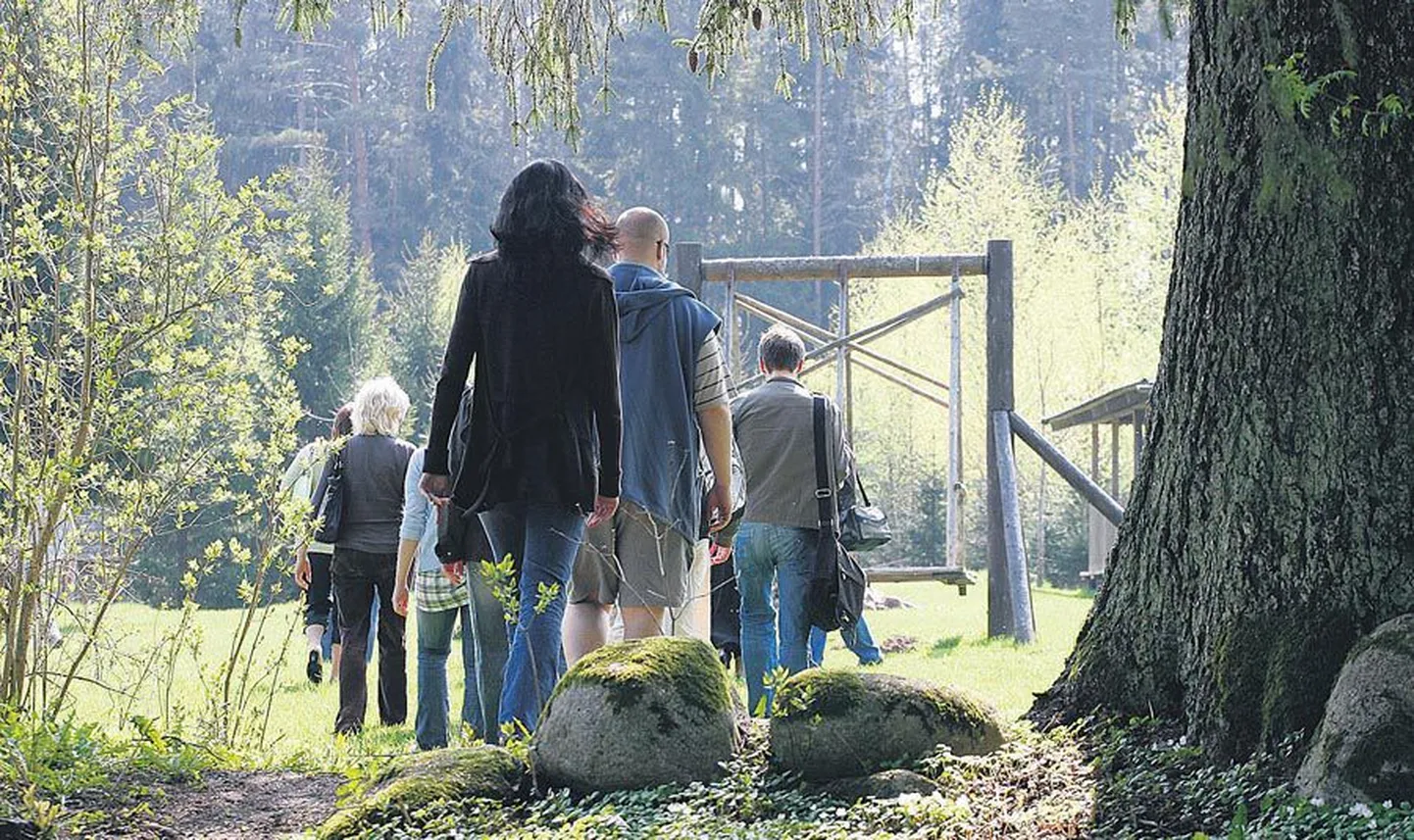 Sisenemine värelevasse maastikku: näitlejad lähevad mängupaika.