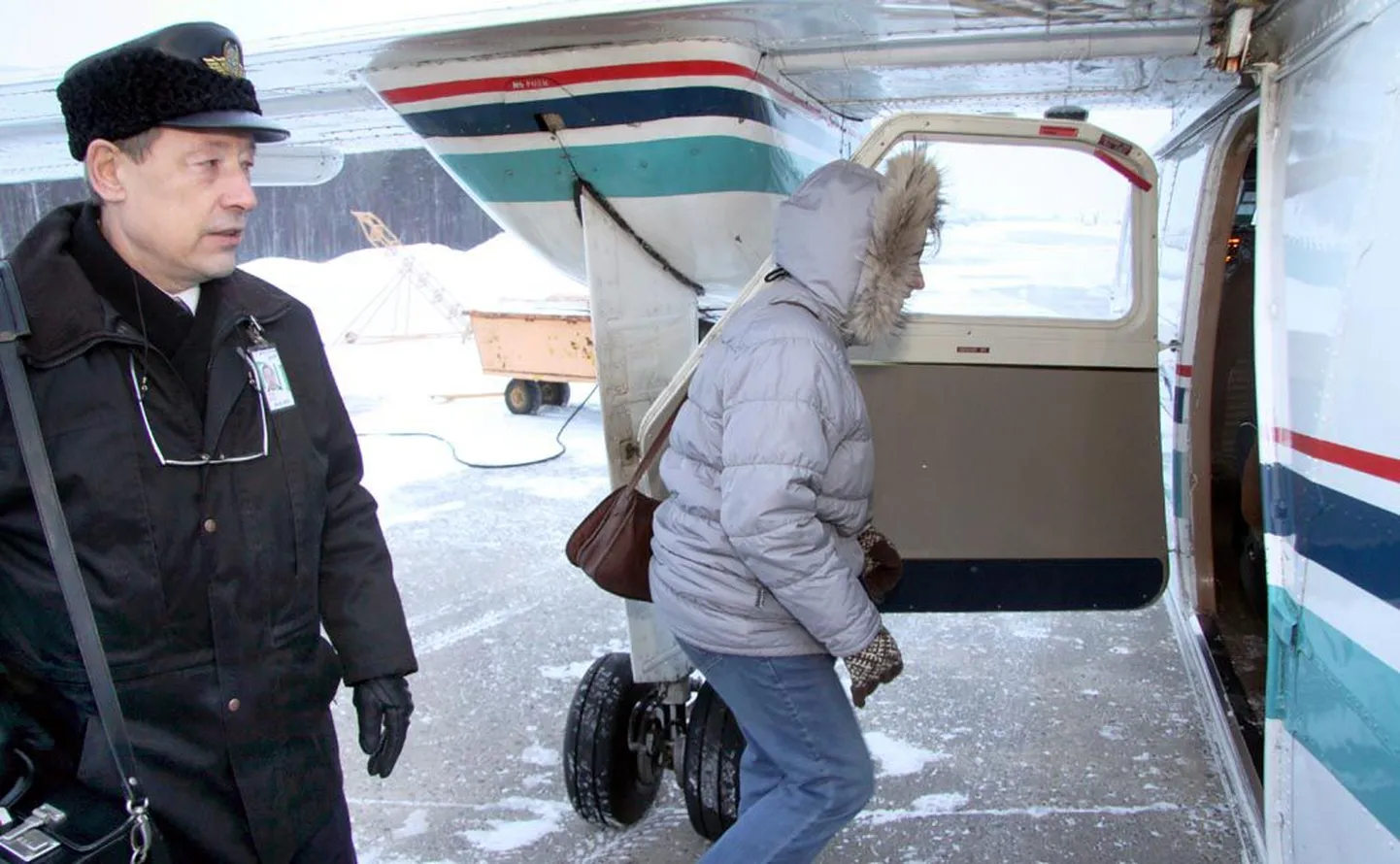 Eile hommikul astus teiste seas Pärnus lennukile Virve Kösteri tütar Urve Uustalu, et jõuda Kihnu õnnitlema ema 82. sünnipäeval. Reisijaid saatis Aviesi piloot Tõnu Ader.