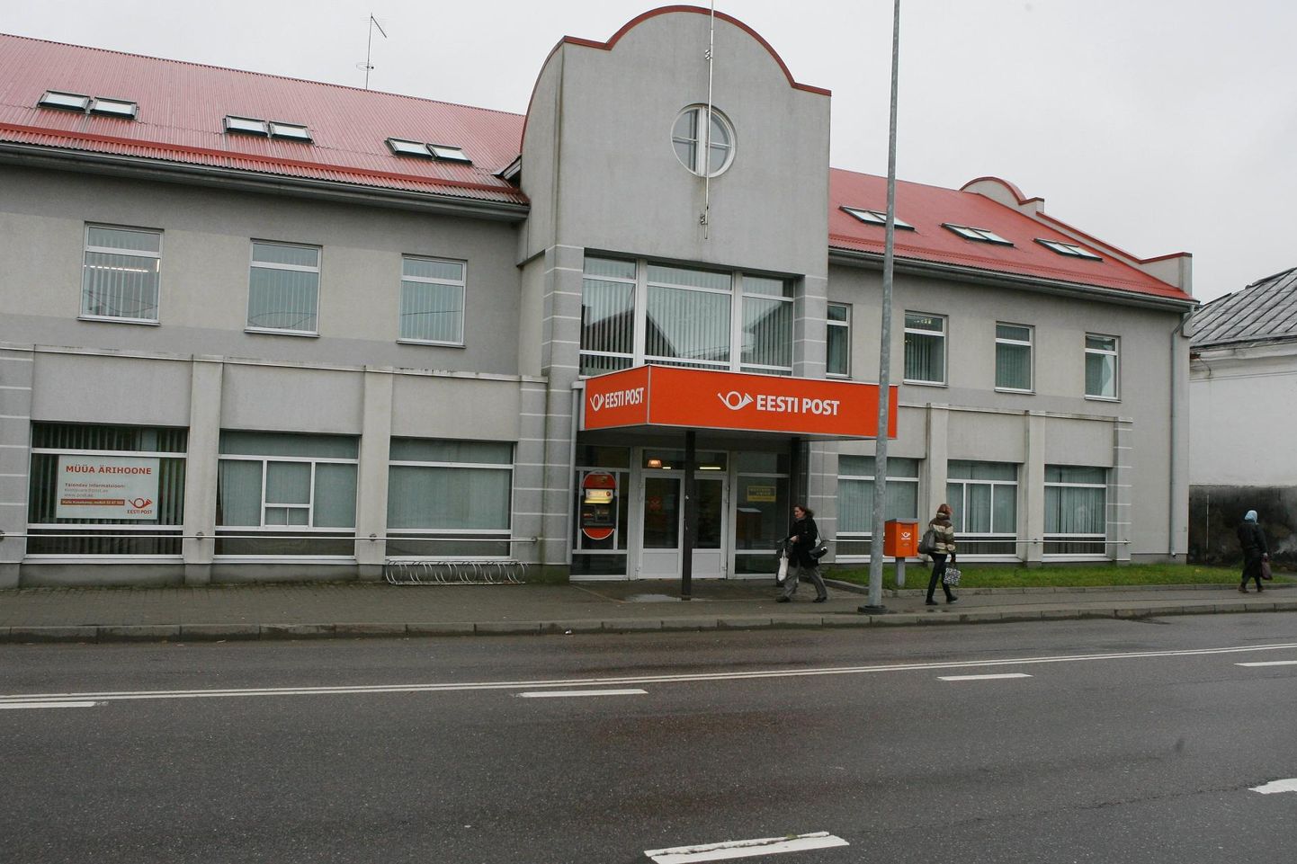 2009. aasta oktoobris pani Eesti Post müüki Viljandi peapostkontori hoone ja tahtis ise jätkata maja ühes osas rentnikuna. Kaks aastat hiljem müüdi see Viljandi Centrumile ja 2013. aasta veebruaris lammutati see hoone lõplikult maha.