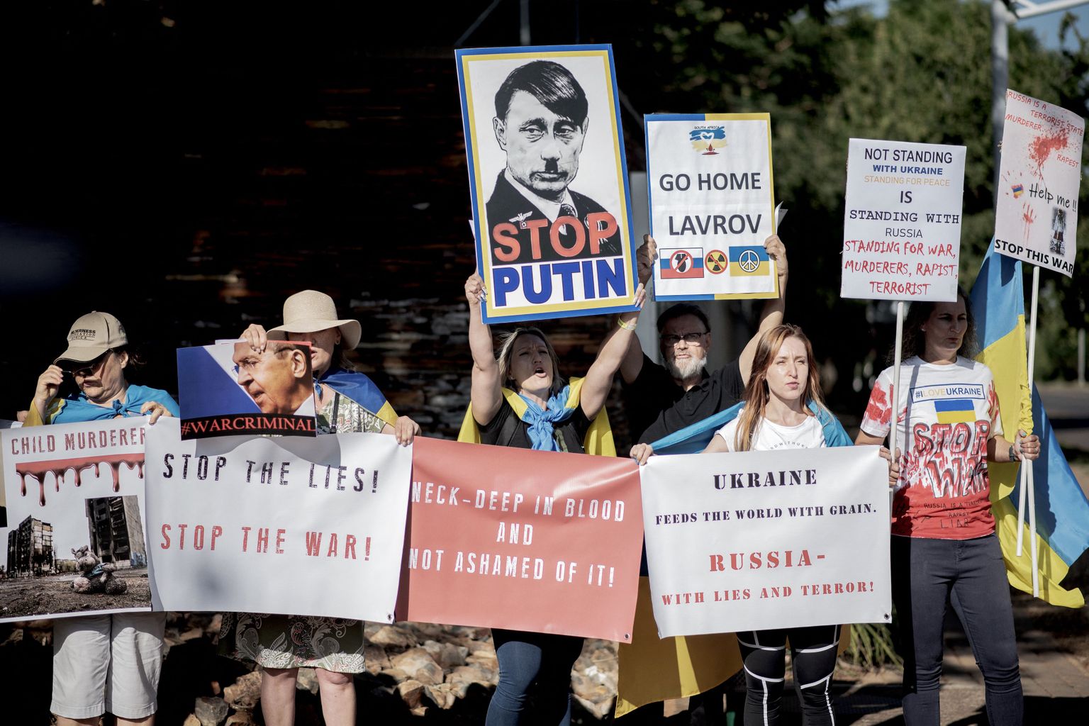 Ukraina kogukonna liikmed LAVis avaldavad meelt Vene välisministri Sergei Lavrovi visiidi vastu.