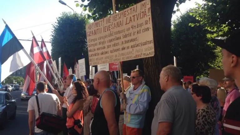 Pie Ministru kabineta ēkas piketē pret bēgļu uzņemšanu Latvijā