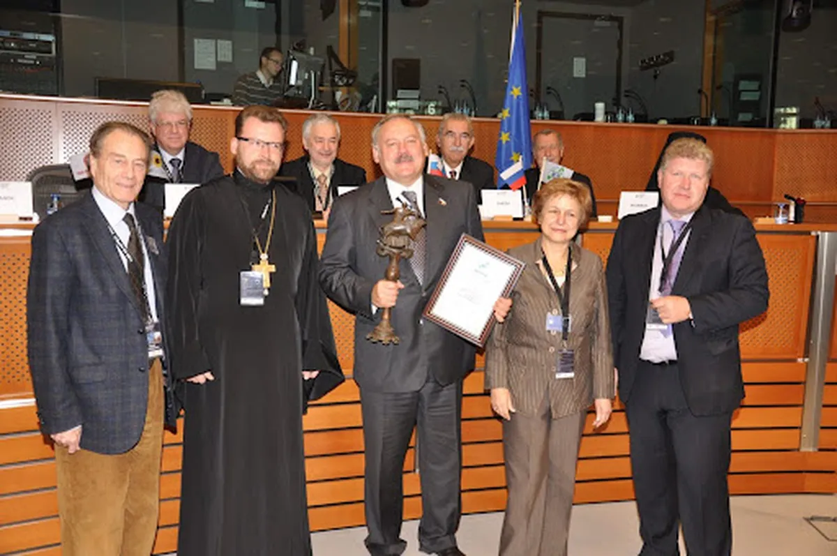 T. Ždanoka 2011.gadā Eiropas Krievu forumā Briselē par darbošanos tautiešu labā piešķir pateicības balvu Krievijas Domes politiķim Konstantīnam Zatuļinam.