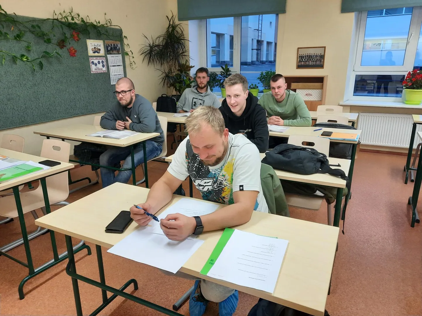 Tapa gümnaasiumi mittestatsionaarse õppe 11. klass. Kolm klassivenda on pildilt puudu – nemad on Malis missioonil. Esiplaanil Üllo Ahu, tema taga Rimon Reinmets ja Joosep Joaveski. Vasakus reas Henry Uuk ja Robin Trutin.