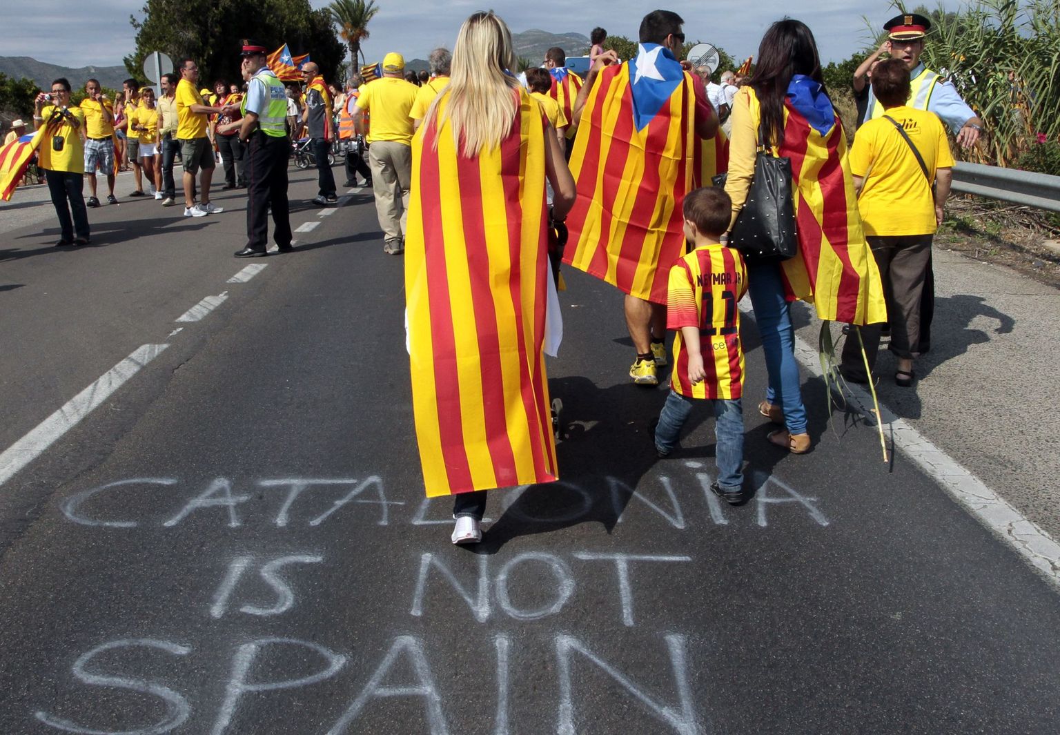 Kataloonia ketist osavõtjad. Nende taga aga kiri: Kataloonia pole Hispaania.