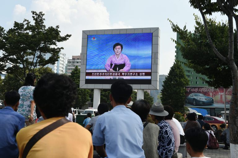 Põhjakorealased vaatamas 2017 Pyongyang raudteejaama suurelt ekraanilt uudiseid, mida loeb uudisteankur Ri Chun-hee