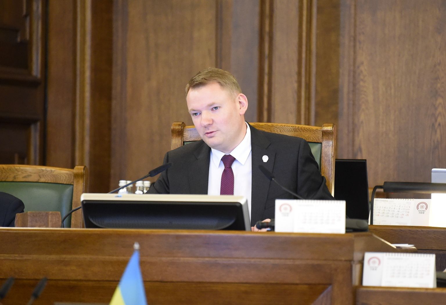 Saeimas priekšsēdētājs Edvards Smiltēns tribīnē Saeimas ārkārtas sēdē, kurā notiek balsojums par uzticības izteikšanu Kariņa izveidotajam Ministru kabinetam.