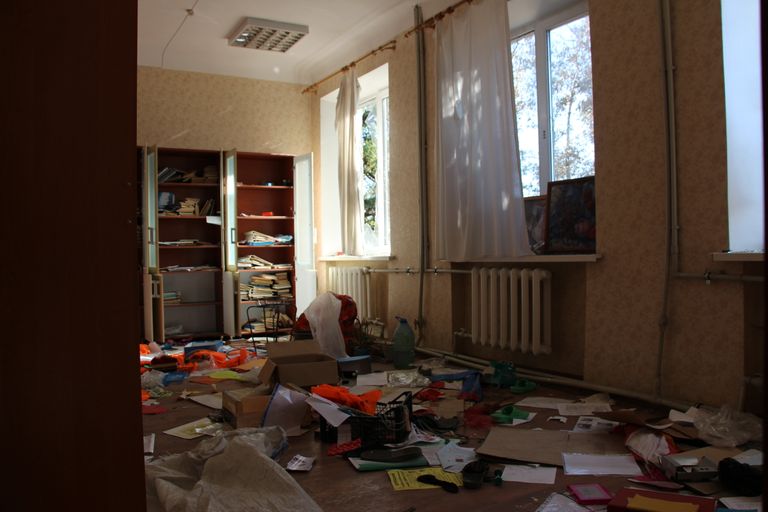 Разрушенная школа в Марьинке Донецкой области.