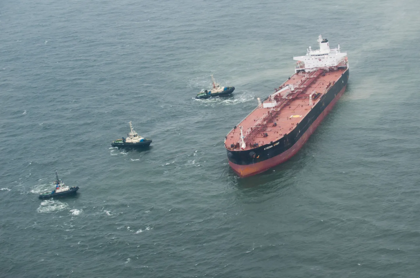 Tanker Kyeema Spirit Aegna külje all madalikul.