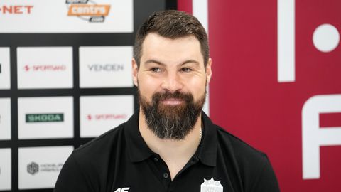 Video ⟩ Daugaviņš satiek meitenīti, kurai vecāki devuši īpašu vārdu