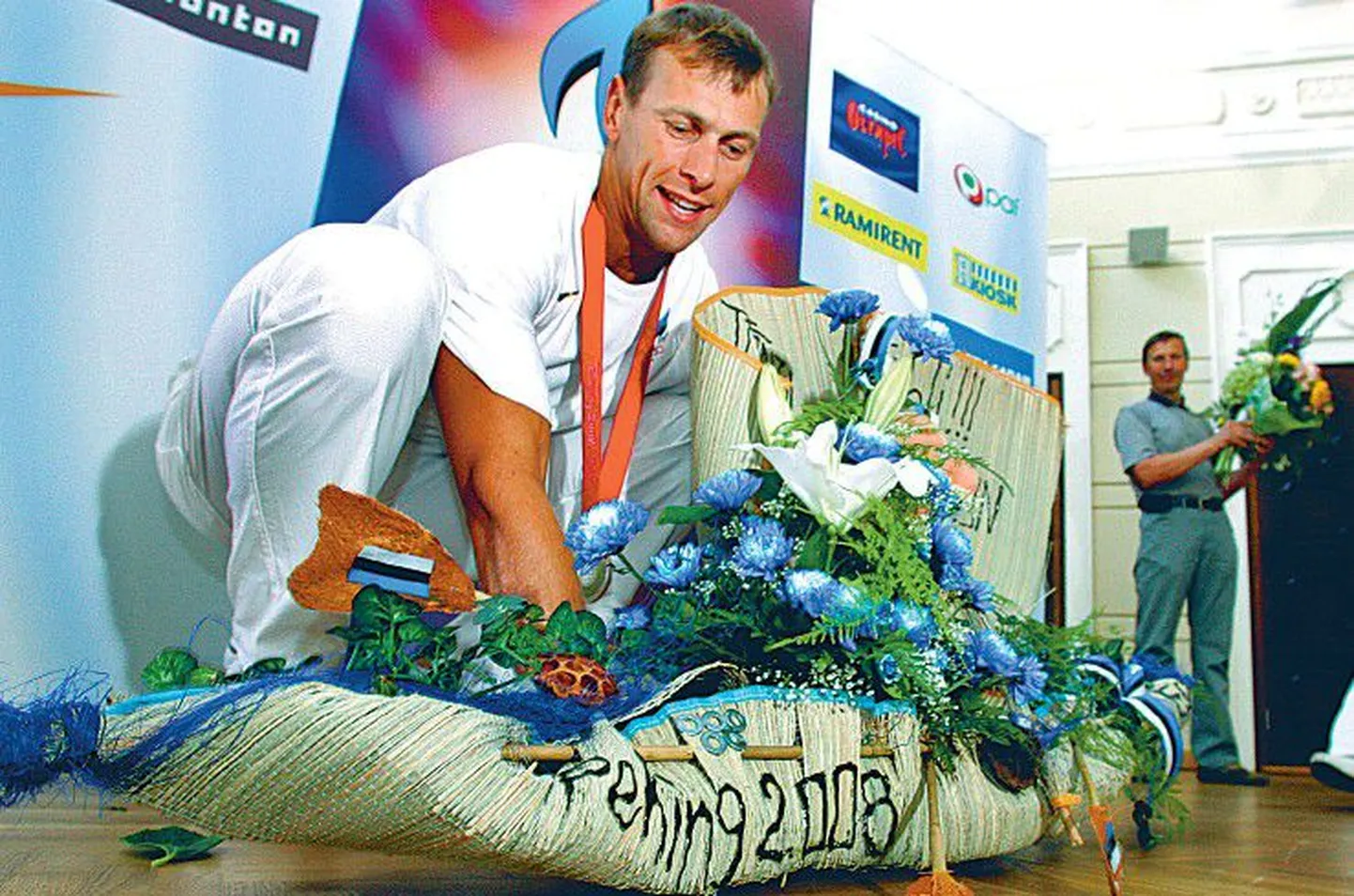Fännid võtsid Tõnu Endreksoni Tallinna lennujaamas vastu kingituste ja uhkete lillebukettidega.