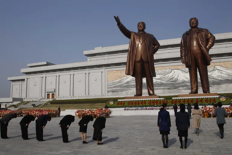 Põhja-Koreas tähistatakse iga aasta 15.aprillil riigi asutaja Kim Il-sungi sünniaastapäeva. Pildil inimesed kummardamas Pyongyangis asuva mausoleumi ja kujude ees. Kim Il-sungi ja ta poja Kim Jong-ili balsameeritud surnukehad on mausoleumis, ees on nende kujud.