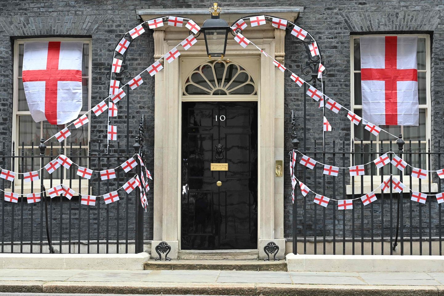 Inglismaa lipud Downing Street 10 juures.