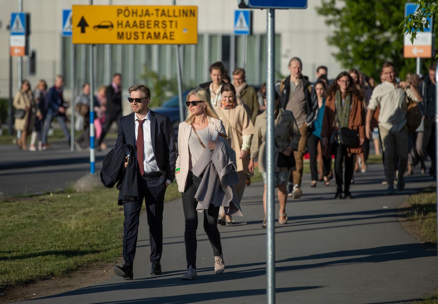 Massistseenis osalejad kogunemas Christopher Nolani filmi «Tenet» võttele Tallinna linnahalli juurde.