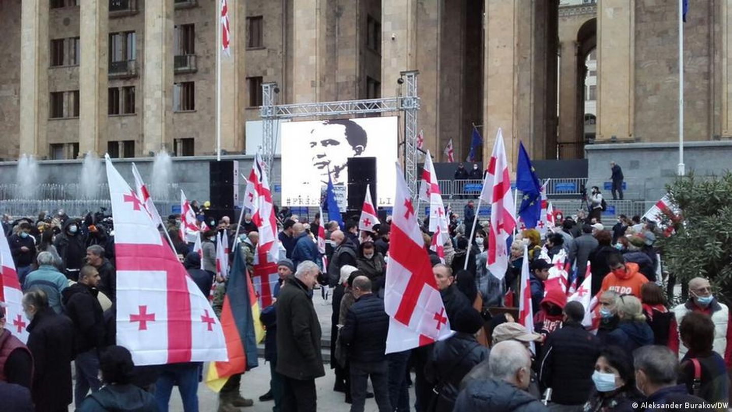 Митинг у здания парламента в Тбилиси, 10 октября 2021 года