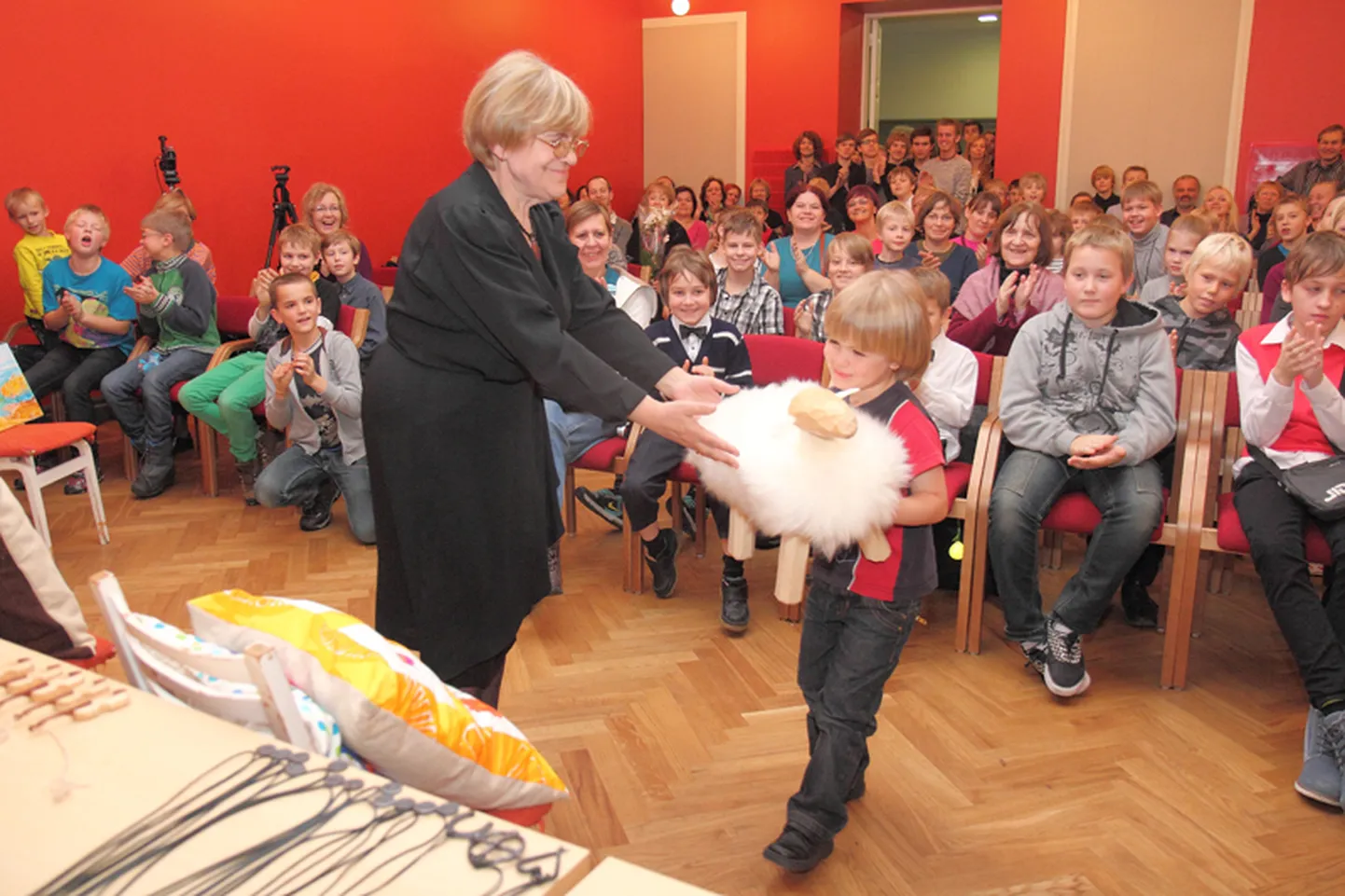 TORE MÄLESTUS: Kõige noorem osaleja, 5-aastane Aksel Hendrik Karin sai Laine Sepa käest mälestuseks lambakujulise pingi. Foto: Sander Ilvest
