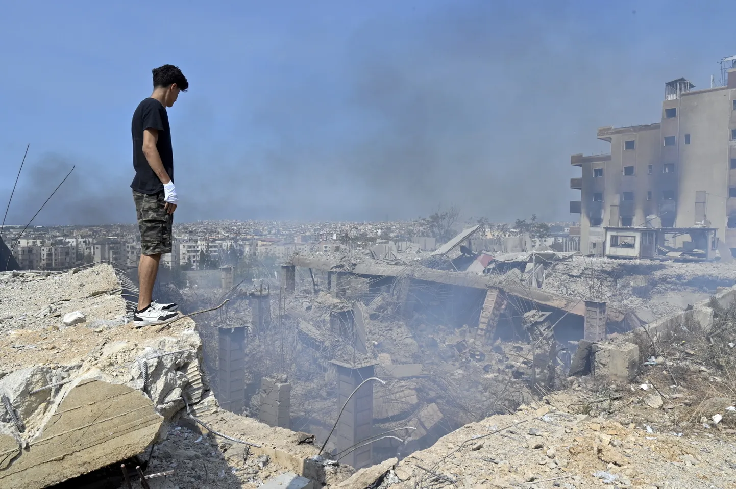 Nooruk silmitseb Iisraeli õhurünnakus purustatud hooneid Beiruti lõunaosas Choueifatis.