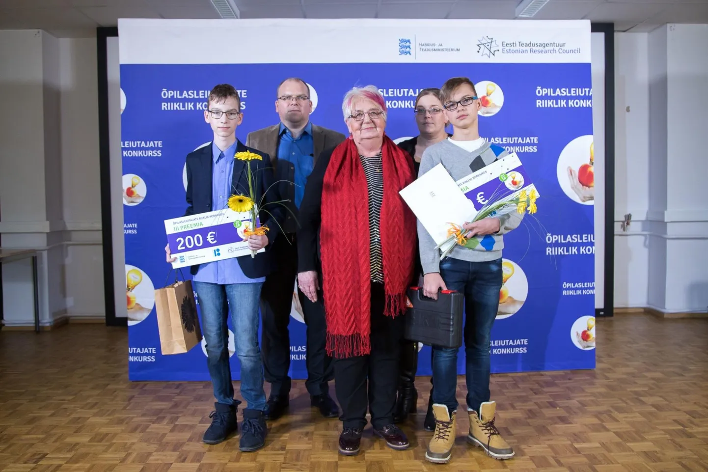 5. detsembril anti Tallinnas TalTechi Mektory hoones auhinnad õpilasleiutajate konkursi parematele. Fotol on (vasakult) üks nutika lauakalendri autor Lennart Martin Hannus, tema isa Ursel Hannus, Taibukate teaduskooli juht Lilian Tambek, lauakalendri teise autori Jan Randar Raidma ema Gerli Sims ja Jan Randar Raidma.
