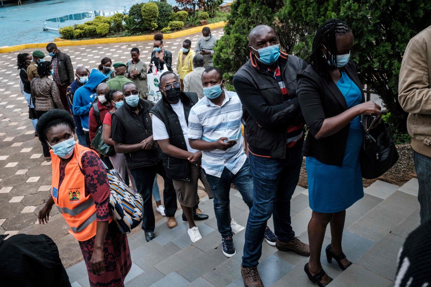 Keenialased ootamas Kenyattle haigla ees järjekorras, et saada oma esimene annus koroonavaktsiini.