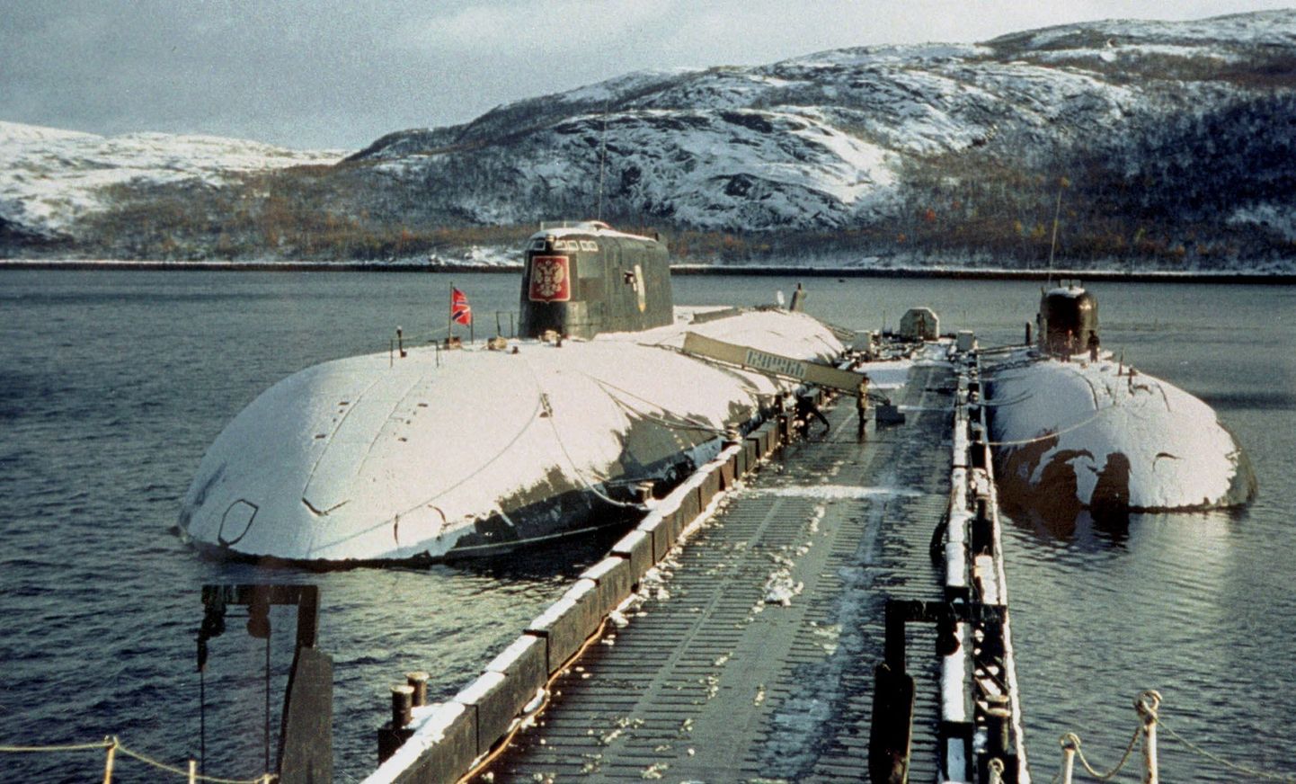 Allveelaev Kursk (vasakul) 2000. aasta jaanuaris Vidajevo mereväebaasis