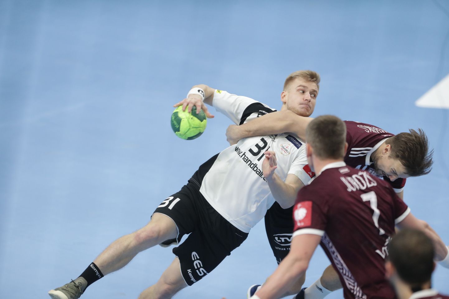Eesti (valges särgis) ei suutnud Läti meeste käsipallikoondisele ka võõral väljakul vastu saada.