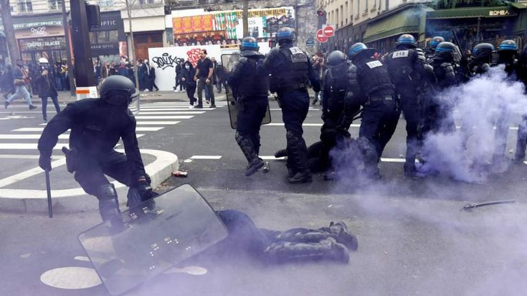 В Париже некоторые протестующие стали вести себя агрессивно, и полиция применила слезоточивый газ