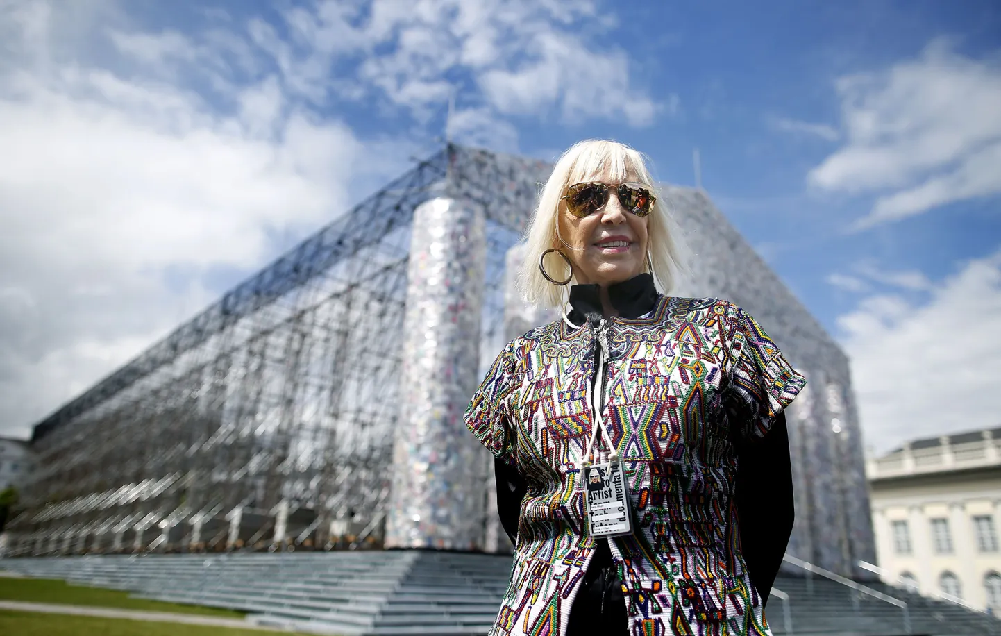 Marta Minujin poseerib Documenta keskse taiese «Raamatute Parthenoni» ees.