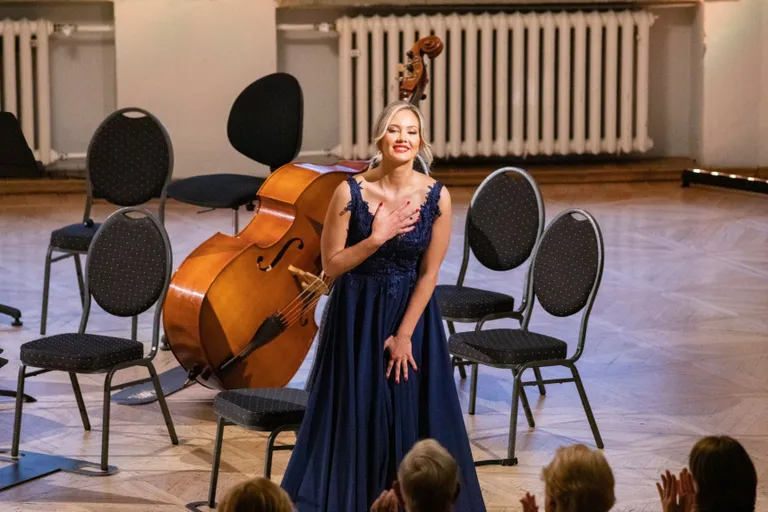 Sandra on lõpetanud Eesti Muusika- ja Teatriakaademia klassikalise laulu eriala Juhan Tralla klassis