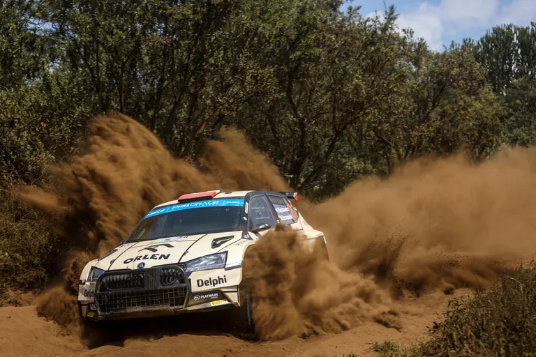 WRC2-klassis Keenia MM-etapi võitnud Kajetan Kajetanowiczi Škoda Fabia Rally2-autol oli Safari ralliks paigaldatud kaitseraud.