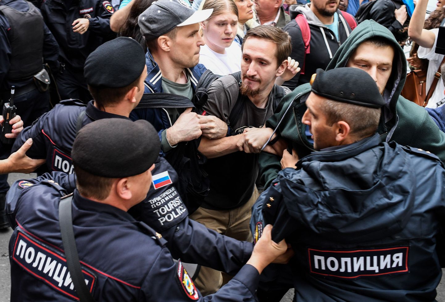 Задержания во время акции протеста в Москве.