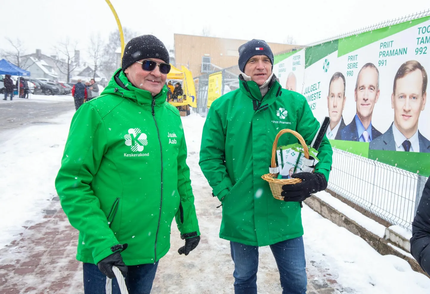 Keskerakond valimiskampaaniat tegemas möödunud kevadel Viljandi turul. Jaak Aab (vasakul) on nüüdseks leidnud uue kodupartei, Priit Pramann on endiselt erakonna Viljandimaa koordinaator.