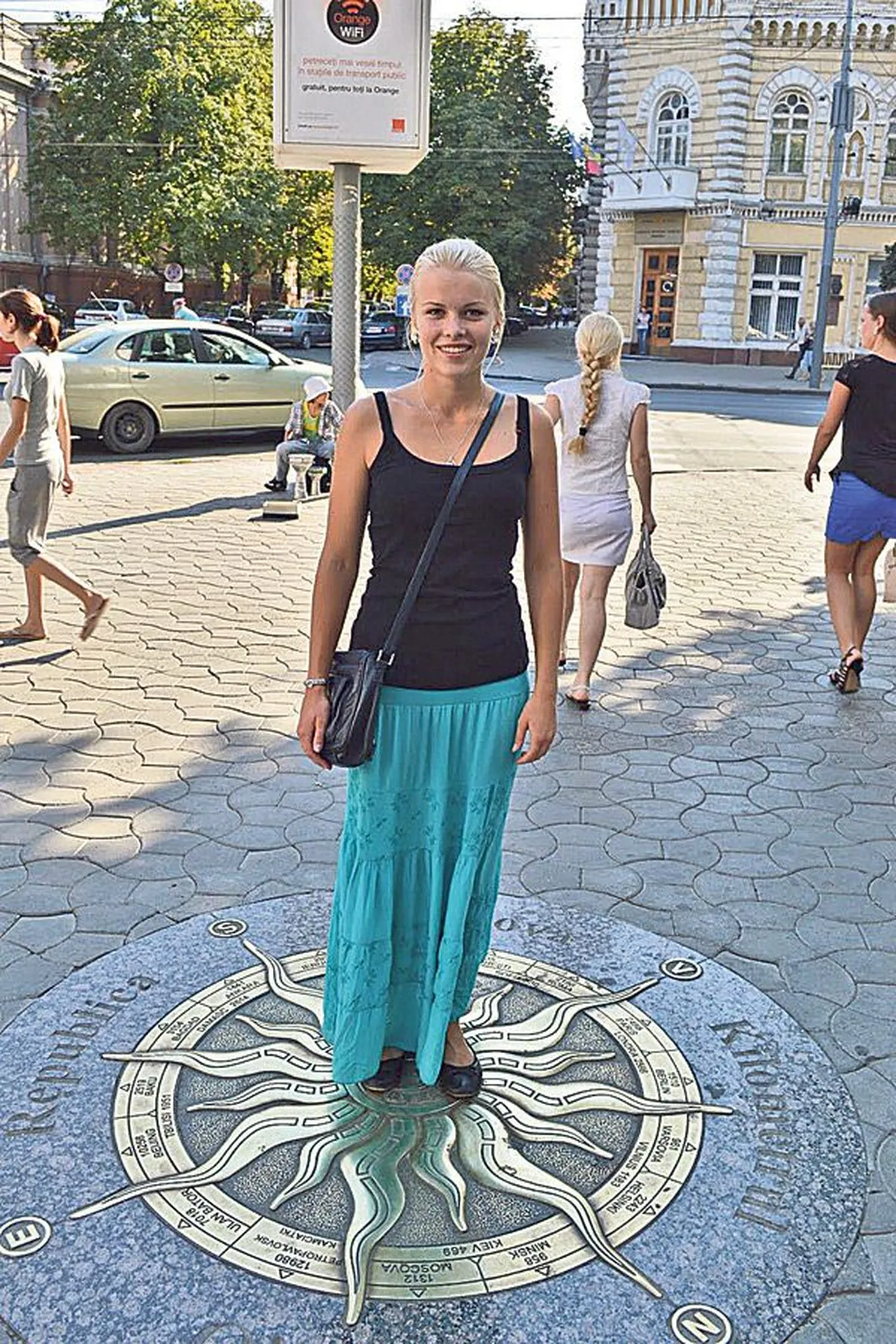 Kus on Tallinn? Egely Pruuli
 Chisinau südames, kus tänavale seatud plaadile on märgitud teiste riikide pealinnade kaugused.
 Tallinna seal paraku pole, küll on aga tähistatud Helsingi.