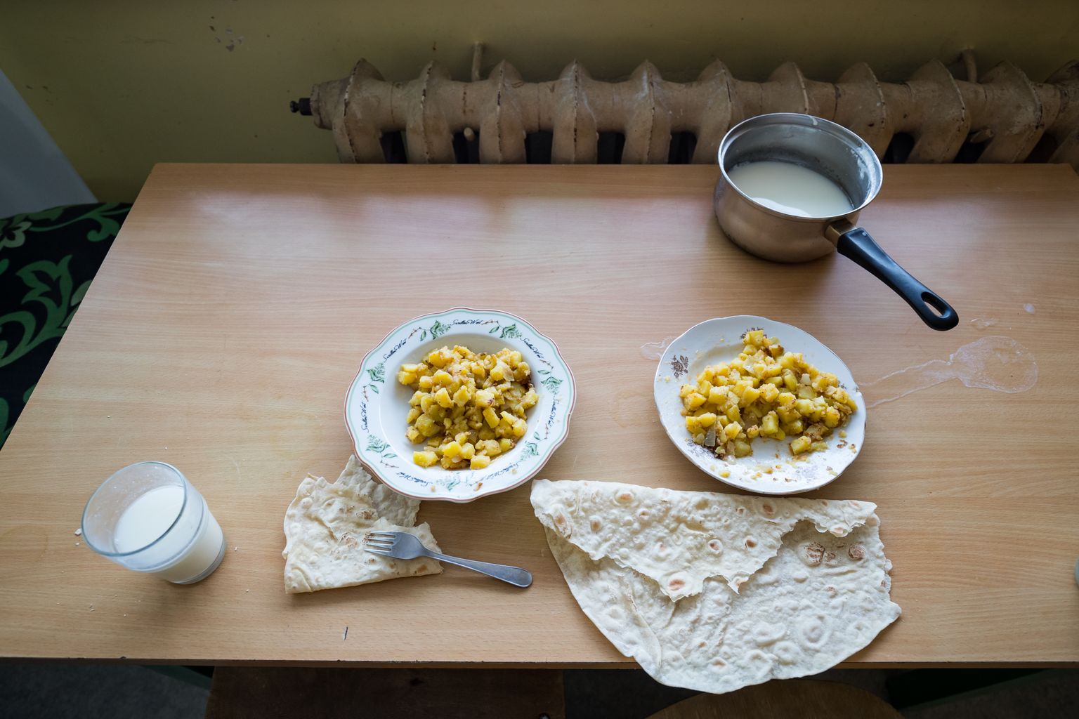 Kvoodikava alusel Eestisse tulnud Süüria pagulaspere ema ja isa ootasid lõunal koolist koju oma lapsi, kodune toit laual. Perekonnad ise oma privaatsuse hoidmise nimel fotole tulla ei soovinud.