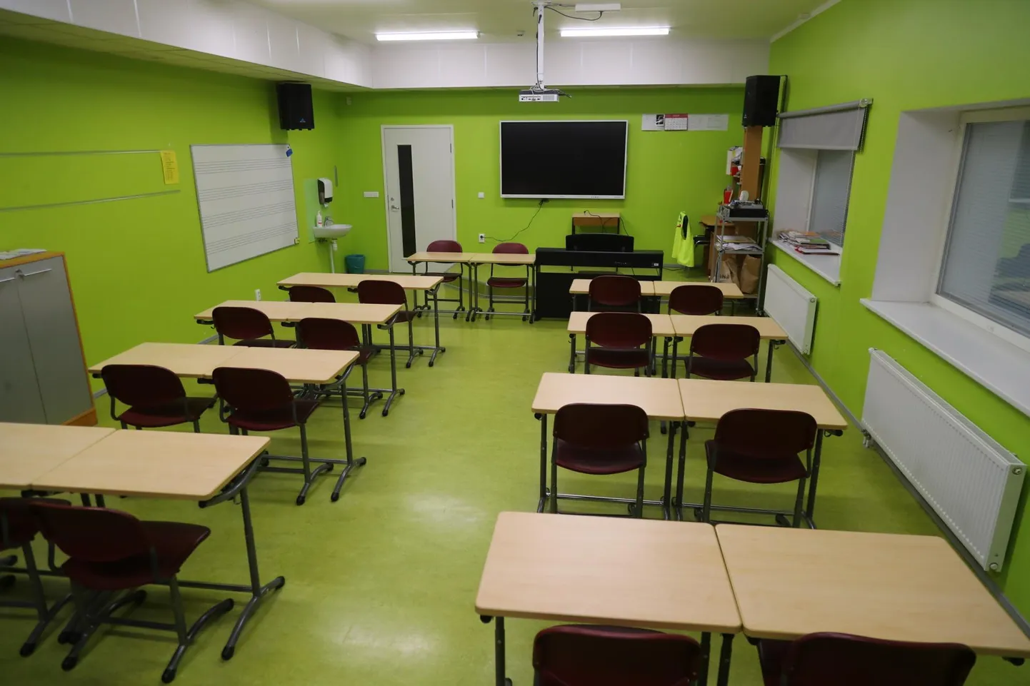 Viljandi vallas asuva Kalmetu kooli klassiruumid olid esmaspäeva hommikul tühjad nagu teisedki koolimajad. Samas oli Kalmetul paar-kolm õpetajat, kes hommikul tööle tulid.
