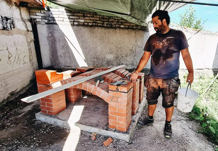 Художник Энрике Роура за постройкой хлебной печи.